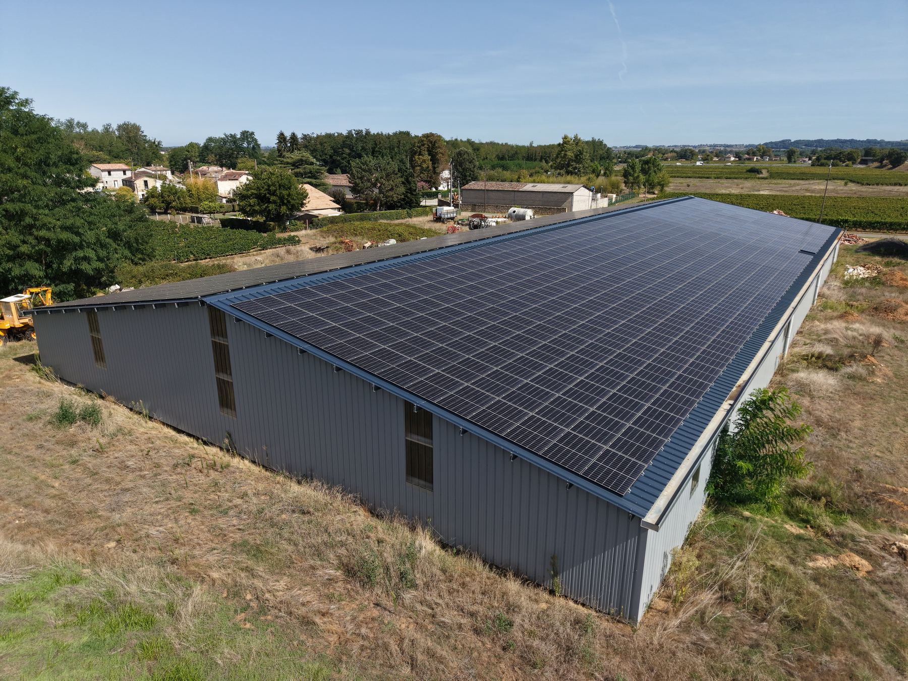 Toiture agricole équipée de panneaux photovoltaïques
